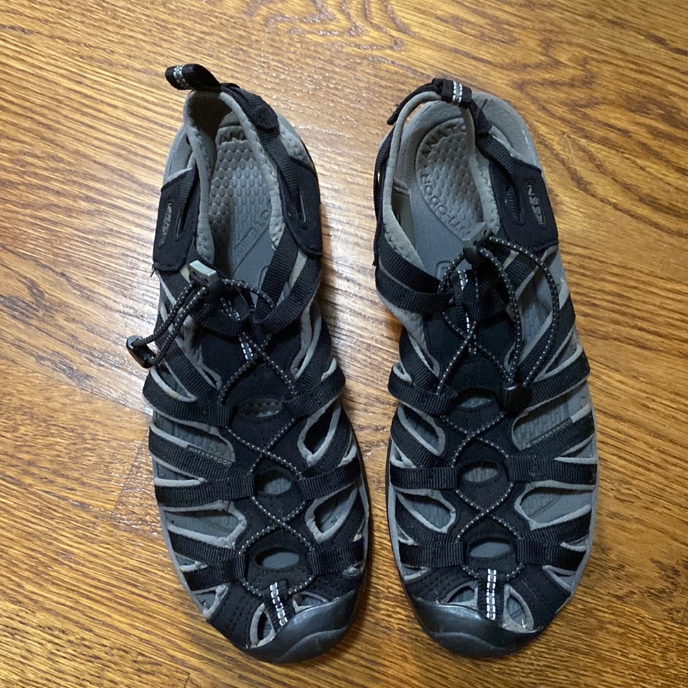 Ladies Black Keen Water/Hike Shoes. Gently used. US 10.5